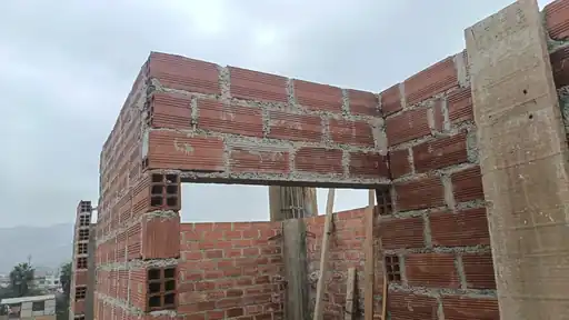 Vista de albañilería y estructura durante la ejecución de una vivienda multifamiliar