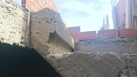 Vista inferior de una escalera de concreto con garganta aparentemente muy delgada