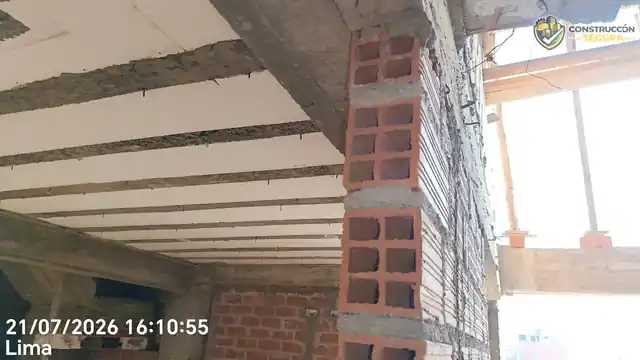 Ladrillo pandereta colocado de canto, con juntas irregulares, junto a elementos de concreto
