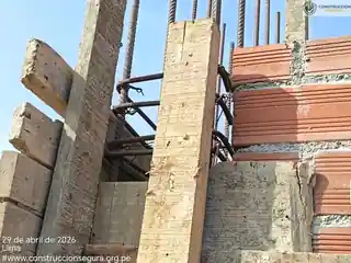 Armadura de columna muy próxima al borde formado por el muro de ladrillo