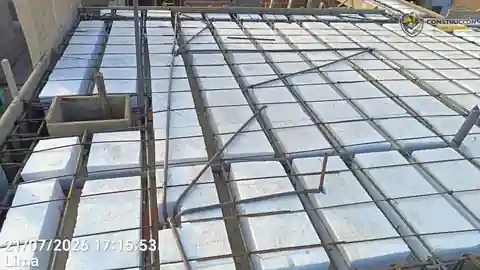Vista superior de una losa donde una viga aparenta reducir abruptamente su ancho al llegar a un ducto