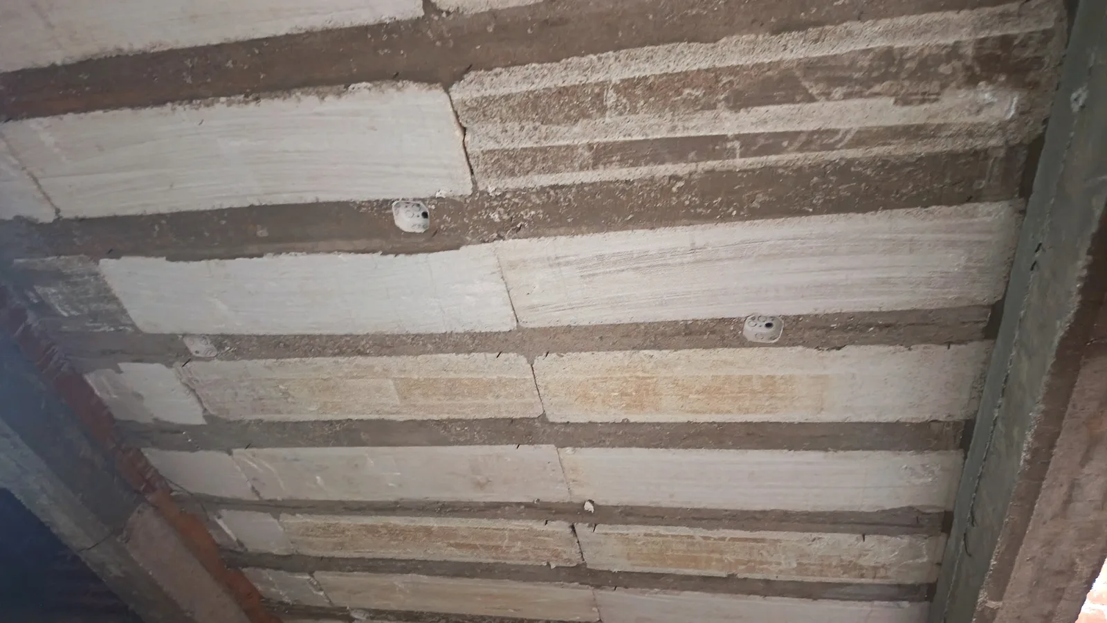 Caja octogonal colocada dentro de una vigueta en un techo aligerado