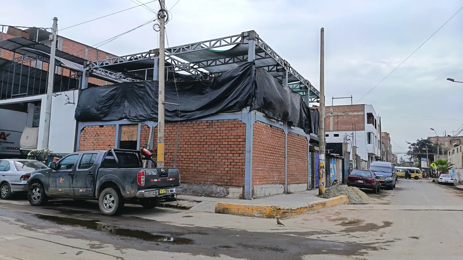 Muros de albañilería levantados sobre sobrecimiento sin columnetas ni viga de amarre visibles