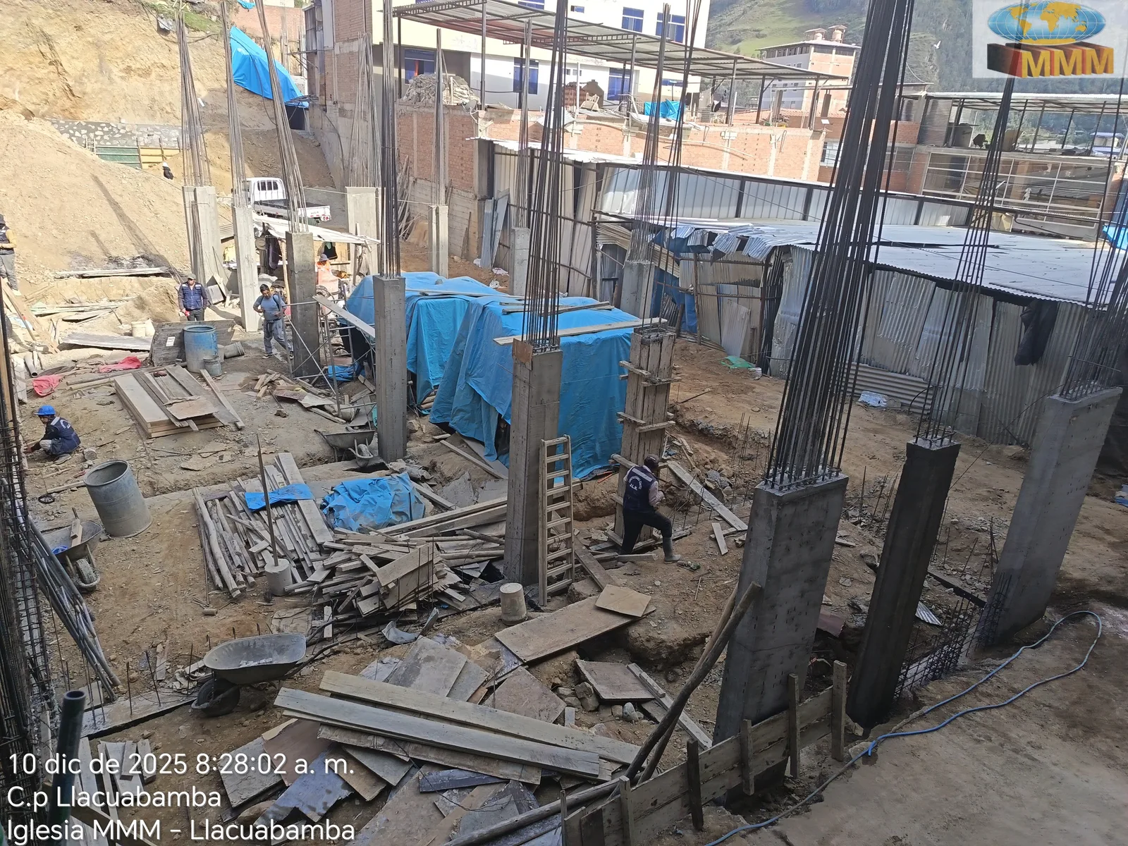 Obra con materiales dispersos, circulación desordenada y falta de control del espacio de trabajo