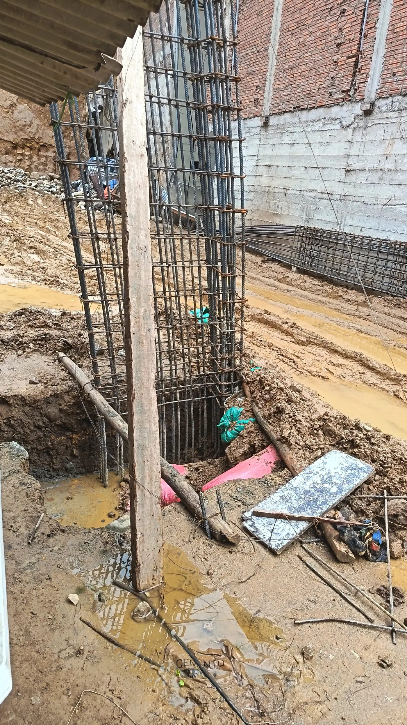 Zona de obra con elementos expuestos y necesidad de control del entorno